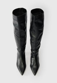 Cizme negre din piele, până la genunchi, cu vârf ascuțit și o textură netedă și elegantă; croială slim cu un luciu subtil.