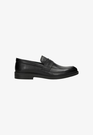 Zwarte leren heren penny loafer met lage hak, gestikte details en een subtiel logo op de riem, zijaanzicht op een witte achtergrond.