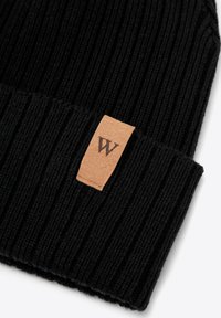 Berretto a cuffia nero a coste con una toppa in pelle color cuoio con la stampa "W". Tessuto morbido e materiale elastico per il comfort.