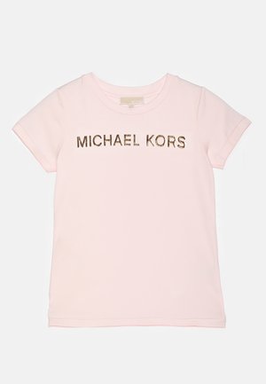 T-shirt en coton rose avec des manches courtes et un col rond, avec "MICHAEL KORS" imprimé en lettres dorées sur la poitrine.