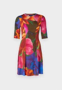 Robe florale au design ajusté avec des manches 3/4. Présente de grandes fleurs roses, orange et bleues sur un fond marron foncé. Texture de tissu lisse.