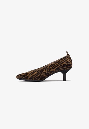 Leopard-print high-heeled shoe with a pointed toe, made of soft suede material, featuring a slim heel and a slightly curved back.