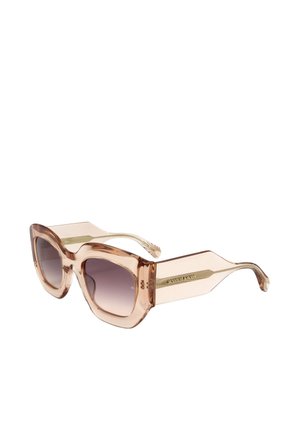 Occhiali da sole quadrati oversize con montatura traslucida rosa chiaro e lenti scure sfumate inclinate verso destra su sfondo bianco.