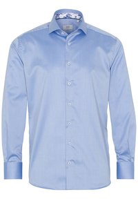 Camicia azzurra chiaro con colletto a fiori interno, realizzata in tessuto morbido, con maniche lunghe e polsini abbottonati.