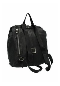 Zaino in pelle nera con forma arrotondata, dotato di tasca frontale con zip, spallacci e dettaglio quadrato con borchie sul lato.