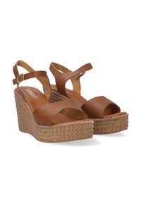 Bruine lederen wedge-sandalen met een gevlochten jute zool, een open teen en een verstelbare enkelriem, voorzien van een gevoerd voetbed voor comfort.