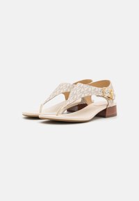 Sandali beige con tomaia in tessuto caratterizzati da un motivo geometrico, design a infradito e un piccolo tacco a blocco marrone. Dettaglio con fibbia in tonalità oro.