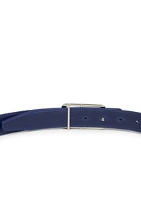Cintura in pelle blu scuro con fibbia rettangolare argentata, cuciture visibili e più fori di regolazione su sfondo bianco.