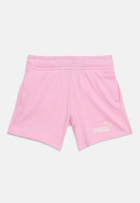 Ροζ σορτς με ελαστική μέση, πλαϊνές τσέπες και λευκό λογότυπο Puma στο αριστερό πόδι, απλωμένα σε λευκό φόντο.
