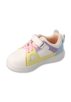 Białe sneakersy z pastelowymi akcentami w kolorze żółtym, fioletowym i jasnoniebieskim. Wyposażone w rzep, szachownicowe różowe sznurowadła i ażurowe boki.