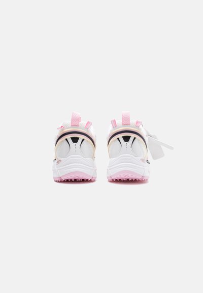 Ζεύγος λευκών και ροζ αθλητικών παπουτσιών, σε θέα από πίσω, με υφή σόλας, θηλάκια για τράβηγμα και ορατές ετικέτες στο δεξί παπούτσι.