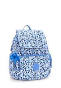 Mochila azul con un diseño estampado, cierre de solapa, bolsillo frontal y un charm de pompón azul. Fabricada con material duradero y textura suave.