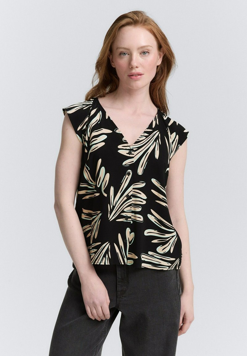 Zwarte blouse met een V-hals en korte fladdermouwen, versierd met een crèmekleurig en groen bladenpatroon. Gladde stof, relaxte pasvorm.