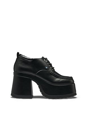 Sort chunky platformsko med tyk høj hæl, snøreforlængelse foran og moc-søm, vist i sideprofil på hvid baggrund.