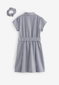 Hemdblusenkleid mit kurzen Ärmeln aus kariertem Baumwollstoff in Marineblau und Weiß, mit einem taillierten Bund und einem gerafften Rock. Inklusive passendem Haargummi.