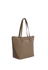Bolso tote marrón hecho de material texturizado con dos asas largas, cierre de cremallera y una sutil marca en el frente. Diseñado para el uso diario.