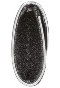 Porte-monnaie en cuir texturé noir avec des bords argentés, fermeture éclair partiellement ouverte, sur fond blanc.