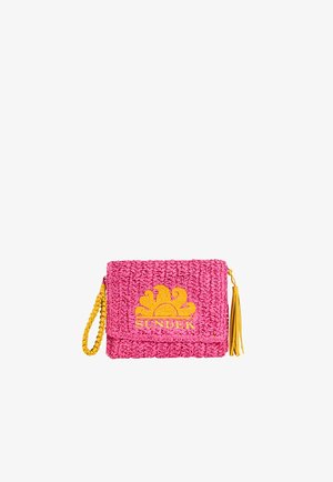 Pochette rosa intrecciata con logo sole giallo, cinturino intrecciato per polso e chiusura lampo con nappina.