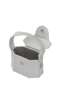 Kleine sechseckige Handtasche aus silbernem Kunstleder mit flachem Griff und Magnetverschluss, mit glatter Textur und offenem Innenraum.