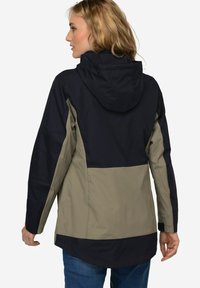 Giacca impermeabile con cappuccio, design a blocchi di colore in blu navy e oliva, con pannelli sia lisci che testurizzati, e polsini regolabili.