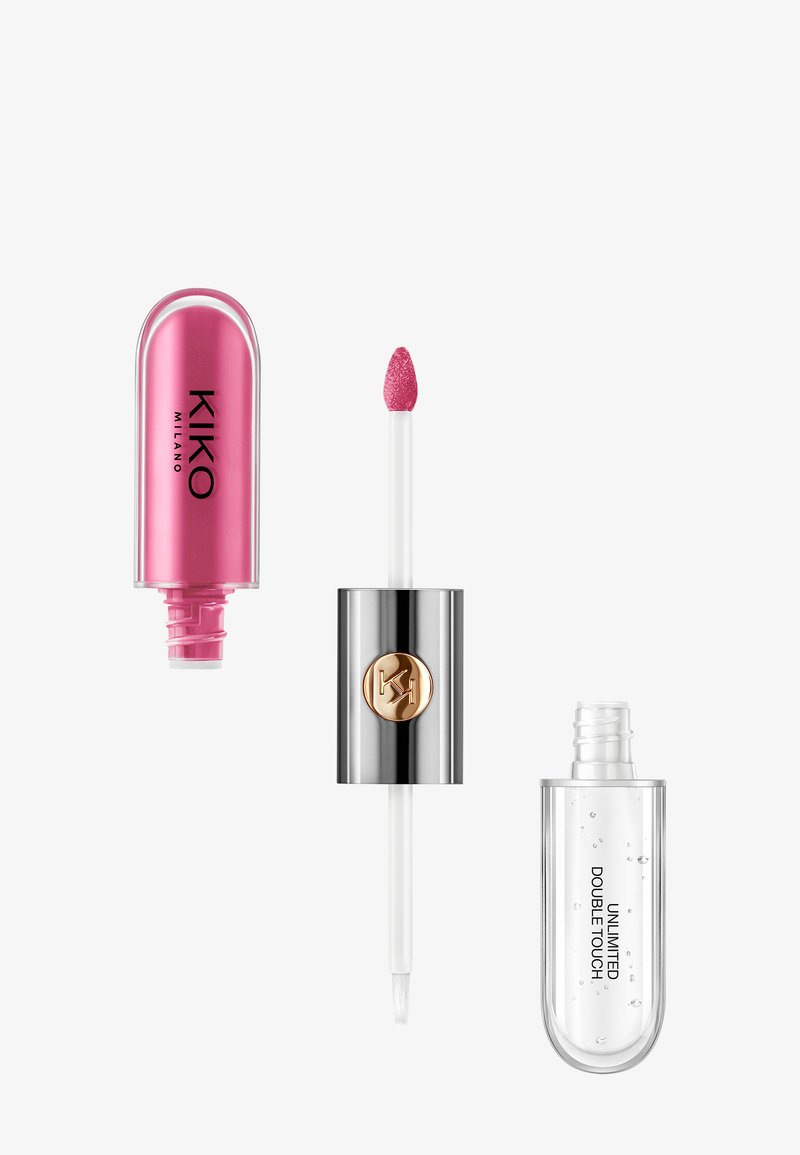 Beholder for rosa lipgloss, sølv applikatorstang med rosa tupp, og klar glossflaske merket Unlimited Double Touch, alle adskilt på hvit bakgrunn.