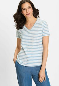 Gestreifes blau-weißes Kurzarm-T-Shirt mit V-Ausschnitt, verziert mit Spitzenbesatz, kombiniert mit hellblauen Schlaghosen.