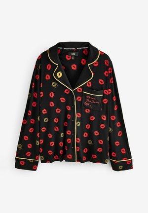 Schwarzes Schlafanzugoberteil mit rotem und goldenem Kussdruck. Mit goldenem Piping, einer Tasche mit besticktem Text und Knopfverschluss. Weicher Stoff.