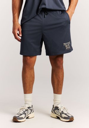 Marineblauwe meshshorts met elastische tailleband, trekkoord, zijzakken en een gestructureerde stof, met "Protest 93" in lichte letters.