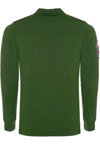 Langærmet polo shirt i mørkegrøn bomuld. Har en krave, ribbede manchetter og et patch på højre ærme med multik لہernes akcenter.