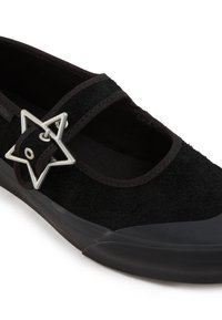 Svart mary jane-sko i texturerat material med gummisula, med en elastisk rem och detaljerad med en silverstjärnspänne.