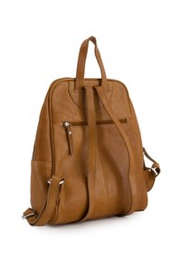 Sac à dos en cuir tan avec double poignée, bretelles réglables, poche zippée et finition texturée. Présente des détails de couture et des accents en matériel argenté.