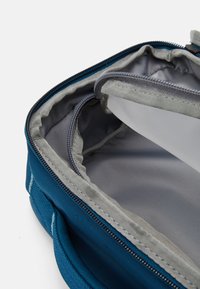 The North Face BASE CAMP VOYAGER DOPP KIT UNISEX - Mosózsák - midnight petrol/algae blue