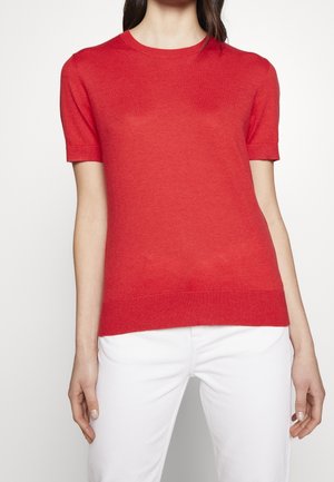 Maglione corto rosso a maniche corte in un tessuto a maglia liscia, con un collo rotondo e dettagli a coste sulle maniche e sull'orlo.