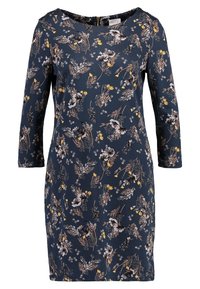 Blommönstrad klänning i marinblått tyg, med trekvartsärmar, rund halsringning och färger i gult, vitt och rosa.