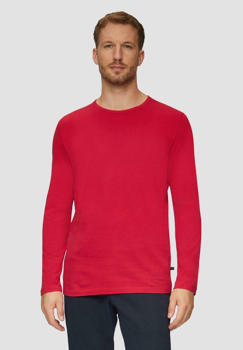 Rode longsleeve t-shirt van zacht materiaal, met een ronde halslijn en een relaxte pasvorm, voorzien van een klein logo label aan de zijkant.