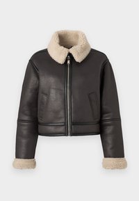Chaqueta de piloto de cuero marrón oscuro con cuello y puños de borreguillo beige, cremallera frontal y dos bolsillos laterales.