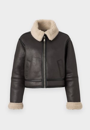 Giacca aviatore in pelle marrone scuro con colletto e polsini in shearling beige, cerniera frontale e due tasche laterali.