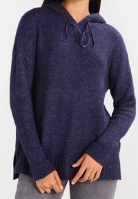 Sudadera con capucha azul marino de acabado texturizado, cuenta con un cordón en el cuello y un dobladillo acanalado. Fabricada con un material suave y ligero.