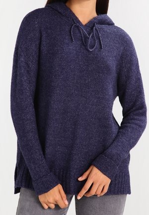 Sudadera con capucha azul marino de acabado texturizado, cuenta con un cordón en el cuello y un dobladillo acanalado. Fabricada con un material suave y ligero.