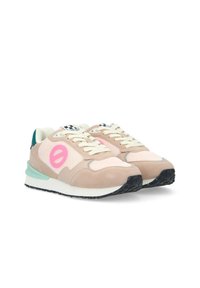 Sneaker leggere in beige e rosa realizzate in materiali scamosciati e in rete. Presentano dettagli bianchi, un tallone verde menta e una suola nera testurizzata.