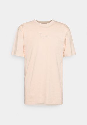 Helles Pfirsich-farbenes Baumwoll-T-Shirt mit kurzen Ärmeln, Rundhalsausschnitt und gesticktem Signaturdetail auf der Vorderseite. Glatte Textur, lässige Passform.