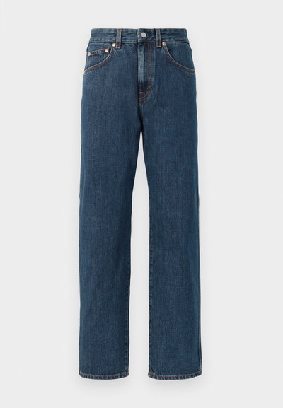 Jeans de mezclilla azul oscuro con un corte recto. Presenta cinco bolsillos, detalles de costura sutiles y un cierre de botón en la cinturilla.