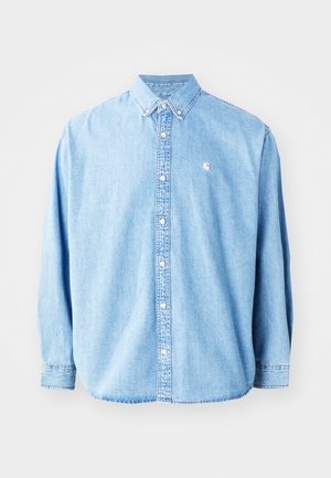 Chemise en denim bleu clair à boutons avec manches longues, col pointu et petit logo sur la poitrine gauche. Offre une coupe décontractée et un design classique.