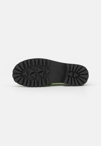 Monki Sapatos sem atacadores - green