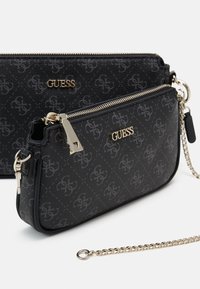 Schwarze, strukturierte synthetische Leder-Umhängetasche mit einem wiederholten Logo-Muster, goldenen Beschlägen und einem abnehmbaren Kettenriemen.