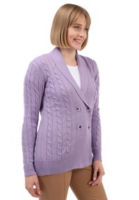 Cardigan viola a lavorazione a maglia con bottoni doppi, colletto a scialle e orlo a costine. Le maniche lunghe e il design testurizzato aggiungono calore.