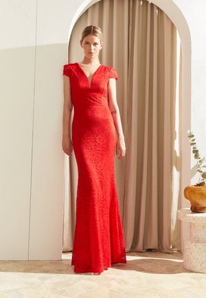 Vestido de noite vermelho em renda com decote profundo, mangas curtas e silhueta justa, caindo até ao chão com um padrão floral texturizado.