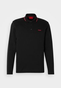 Schwarzes Langarm-Polohemd aus Baumwolle. Verfügt über eine Dreiknopf-Leiste, roten Akzent am Kragen und rotes "Hugo"-Logo auf der Brust.