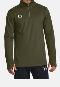Olivgrüner Pullover mit langen Ärmeln, Viertel-Reißverschluss und hohem Kragen. Weißes Under Armour-Logo auf der Brust. Glattes, dehnbares Material.