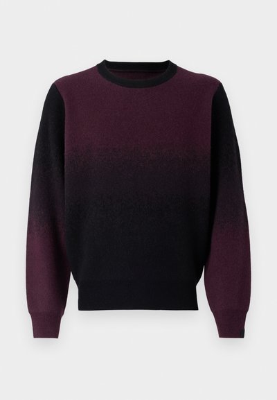 Pulover din tricotaj cu un gradient de la negru la violet profund. Textură moale, gât rotund și mâneci lungi. Manșete și tiv ribbate.